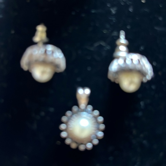 Pearl & Sapphire Blue Crystal Pendant & Earrings Set - Picture 2 of 8